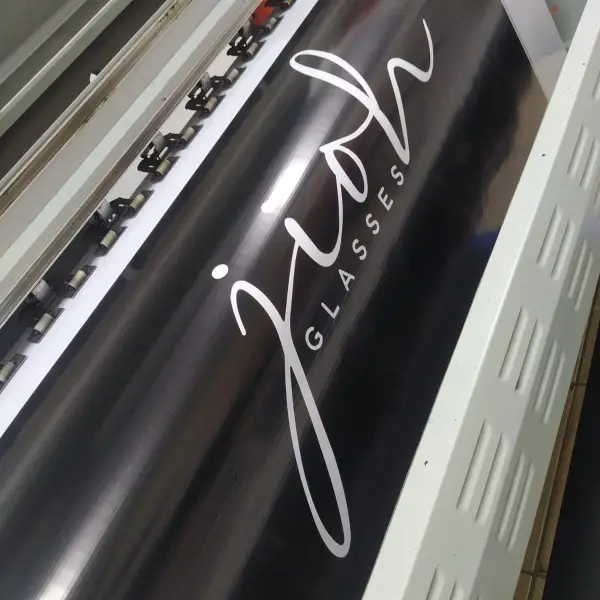 Como a impressão digital em Goiânia ajuda lojas a vender mais no ponto físico da Flex Mídia CV